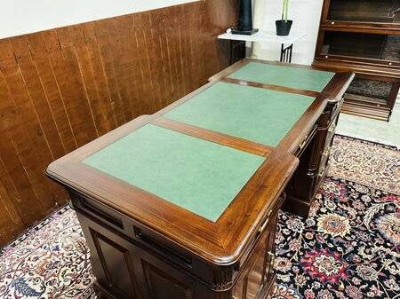 Klassischer englischer Chesterfield-Schreibtisch aus Mahagoni