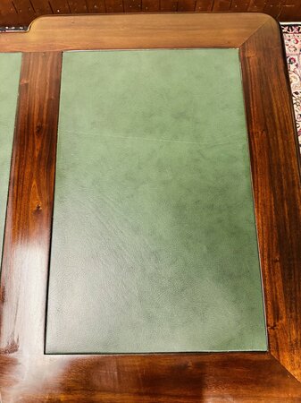 Klassischer englischer Chesterfield-Schreibtisch aus Mahagoni