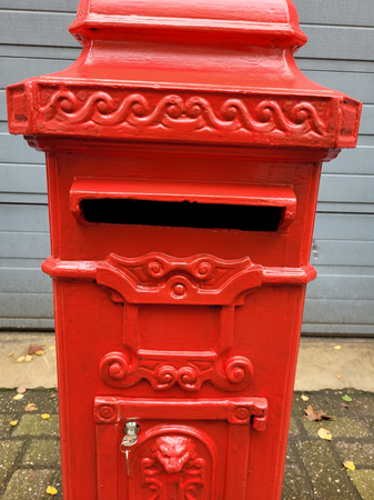 Antike gusseisen briefkasten