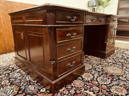 Klassischer englischer Chesterfield Schreibtisch Partnerdesk