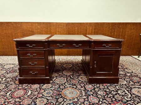 Klassischer englischer Chesterfield Schreibtisch Partnerdesk