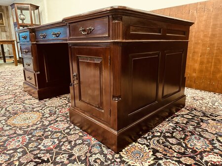 Klassischer englischer Chesterfield Schreibtisch Partnerdesk
