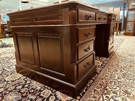 Klassischer englischer Chesterfield Schreibtisch Partnerdesk