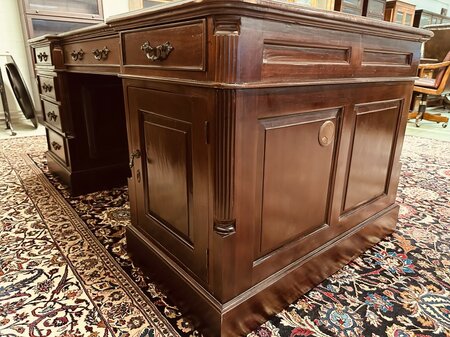 Klassischer englischer Chesterfield Schreibtisch Partnerdesk