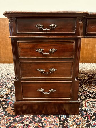 Klassischer englischer Chesterfield Schreibtisch Partnerdesk