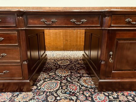 Klassischer englischer Chesterfield Schreibtisch Partnerdesk