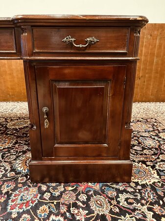 Klassischer englischer Chesterfield Schreibtisch Partnerdesk