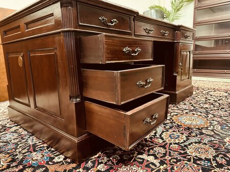 Klassischer englischer Chesterfield Schreibtisch Partnerdesk