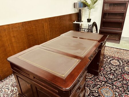 Klassischer englischer Chesterfield Schreibtisch Partnerdesk