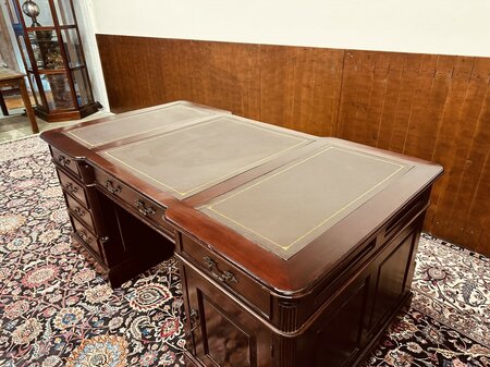 Klassischer englischer Chesterfield Schreibtisch Partnerdesk