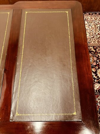 Klassischer englischer Chesterfield Schreibtisch Partnerdesk