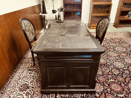 Klassischer englischer Chesterfield Schreibtisch Partnerdesk