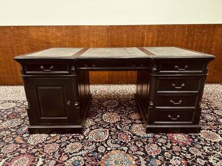 Klassischer englischer Chesterfield Schreibtisch Partnerdesk