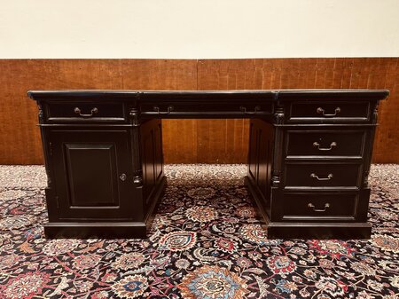 Klassischer englischer Chesterfield Schreibtisch Partnerdesk