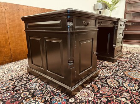 Klassischer englischer Chesterfield Schreibtisch Partnerdesk