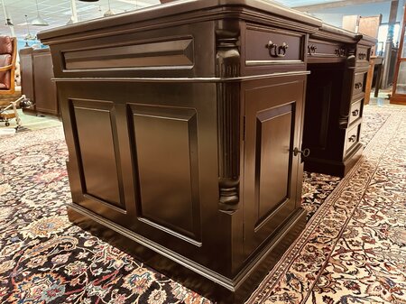 Klassischer englischer Chesterfield Schreibtisch Partnerdesk