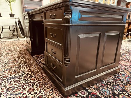 Klassischer englischer Chesterfield Schreibtisch Partnerdesk