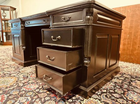 Klassischer englischer Chesterfield Schreibtisch Partnerdesk