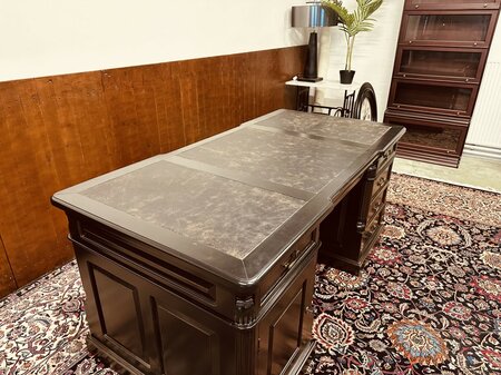 Klassischer englischer Chesterfield Schreibtisch Partnerdesk