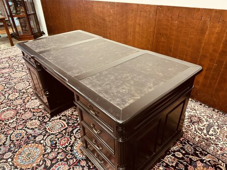 Klassischer englischer Chesterfield Schreibtisch Partnerdesk