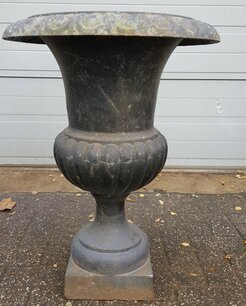 Antike gusseisen gartenvase