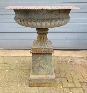 Große gusseisen vase auf sockel