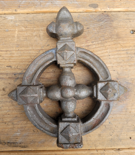 Antikes gotisches Gusseisen ornament