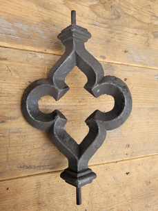 Antikes gotisches Gusseisen ornament