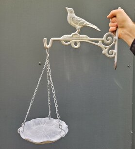 Gusseiserner Futternapf zum Aufhängen mit Haken