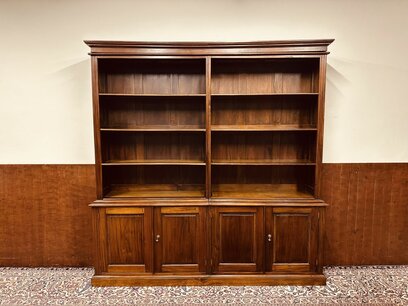 Klassische englische Bücherregal