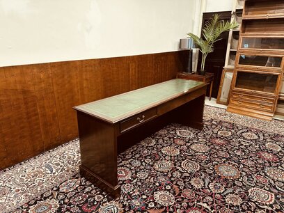 Klassischer englischer Chesterfield Schreibtisch / Beistelltisch