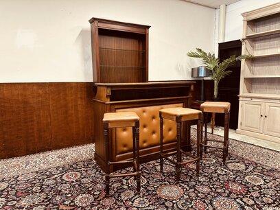 Antike Englische Chesterfield bar aus mahagoni mit barhocker