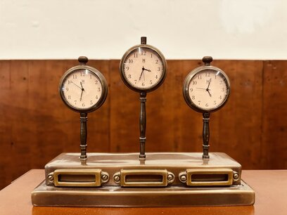 Authentic Models Schreibtischuhr Weltzeituhr