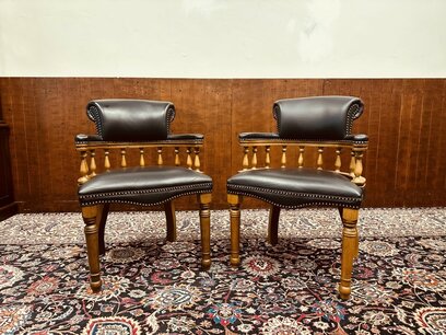 Satz Englischer Chesterfield Bürostuhl