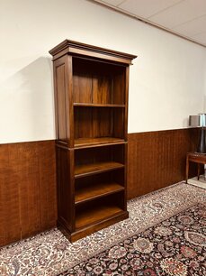 Klassische Englische Bücherregal