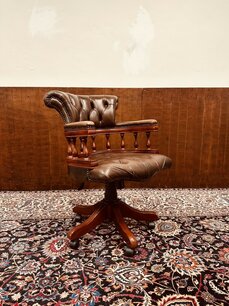 Brauner Chesterfield Captain Chair Bürostuhl
