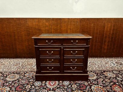 Klassische englische Ladenschrank