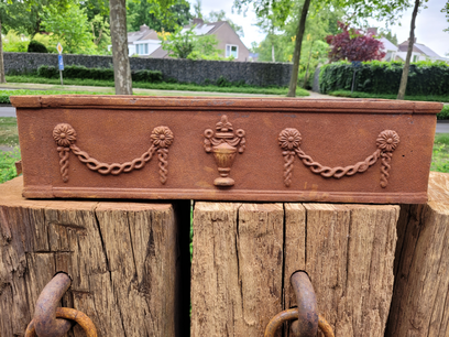 Rostige gusseisen jardiniere