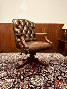Brauner Chesterfield President Chair