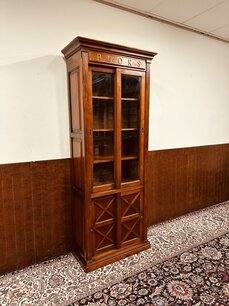 Klassischer englischer Books Bücherregal