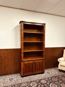 Klassischer Art Deco Bücherregal