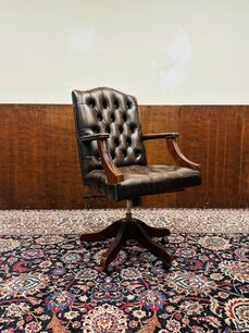 Brauner englischer Chesterfield Bürostuhl