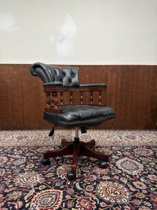 Englischer Chesterfield Captain Chair Schwarz