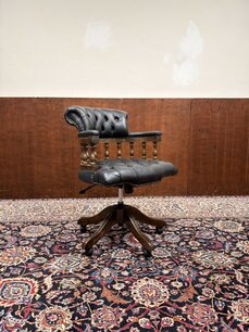 Schwarzer englischer Chesterfield Captain Chair