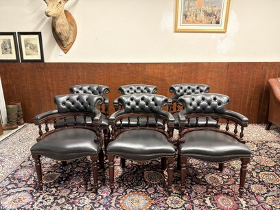 Satz schwarzer englischer Chesterfield Stühle