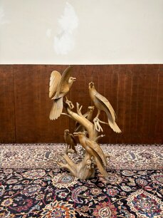 Antike Holzschnitzerei verschiedener Vögel