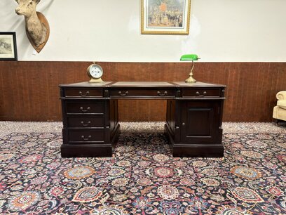 Klassischer englischer Chesterfield Schreibtisch Partnerdesk