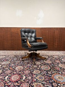 Klassischer englischer schwarzer Chesterfield Bürostuhl