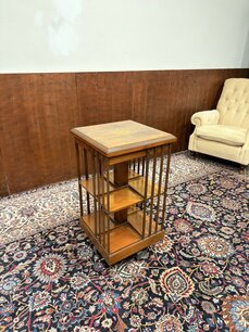 Klassischer englischer antiker Bücherkarussell