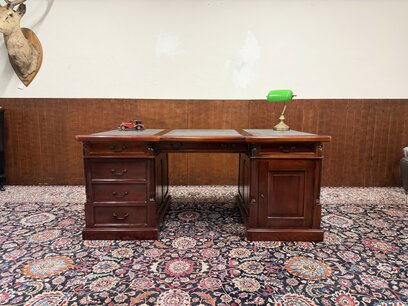 Klassisches englisches Chesterfield Partnerdesk Schreibtisch